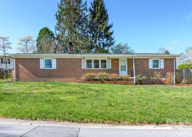 Property at 1207 Pinebrook Cir, Hendersonville, NC 28739, 2 beds, 1.5 baths