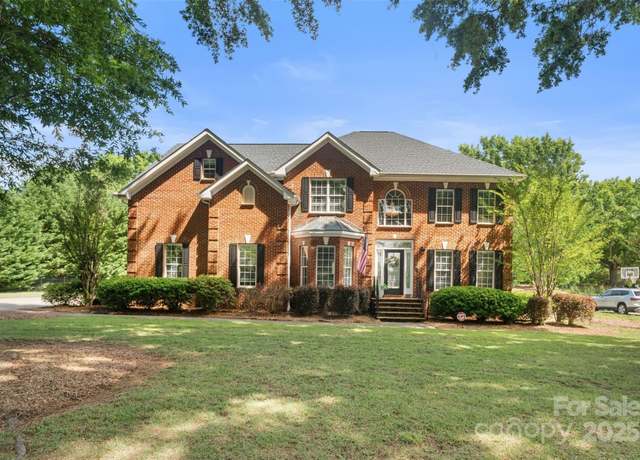 Property at 1498 Farrow Dr, Rock Hill, SC 29732, 5 beds, 3 baths