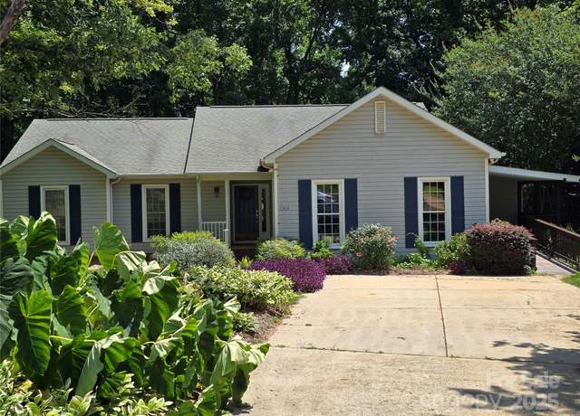 Property at 2303 Valleyview Dr, Charlotte, NC 28215, 3 beds, 2 baths