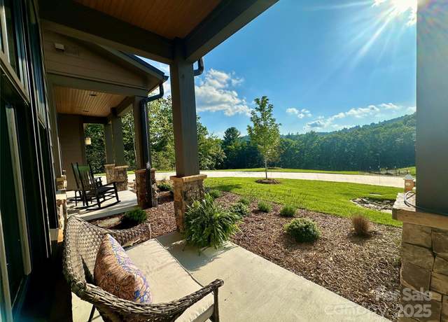Property at 105 Chimney Chase Trl #8, Hendersonville, NC 28739, 3 beds, 2.5 baths