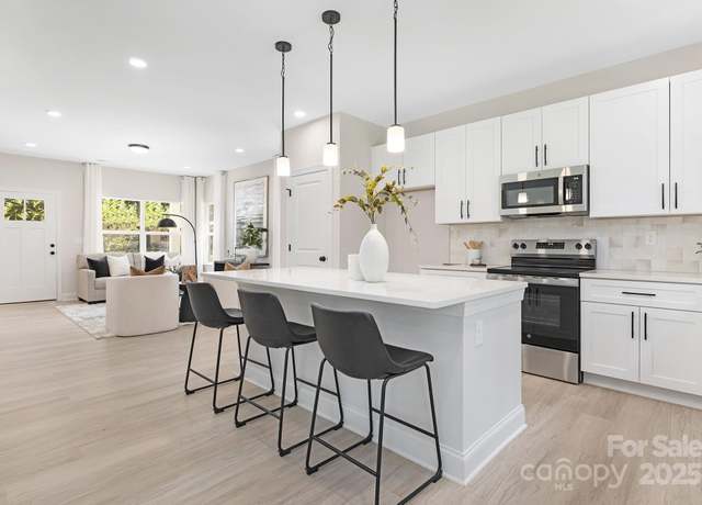 Property at 8900 Potomac Blvd, Charlotte, NC 28216, 5 beds, 2.5 baths