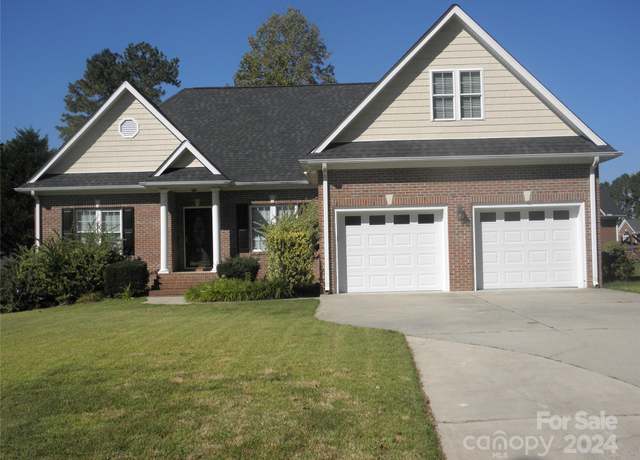 Property at 204 Par Dr, Henderson, NC 27536, 3 beds, 2 baths