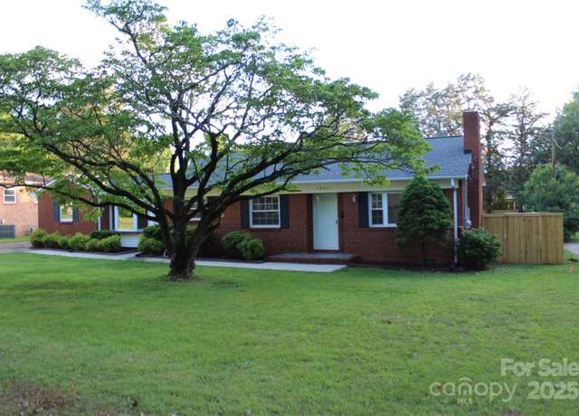 Property at 1421 Thompson Ave, Charlotte, NC 28216, 3 beds, 1 bath