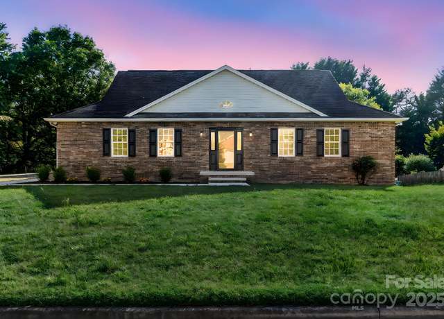 Property at 915 Barrington Dr NE, Lenoir, NC 28645, 4 beds, 2.5 baths