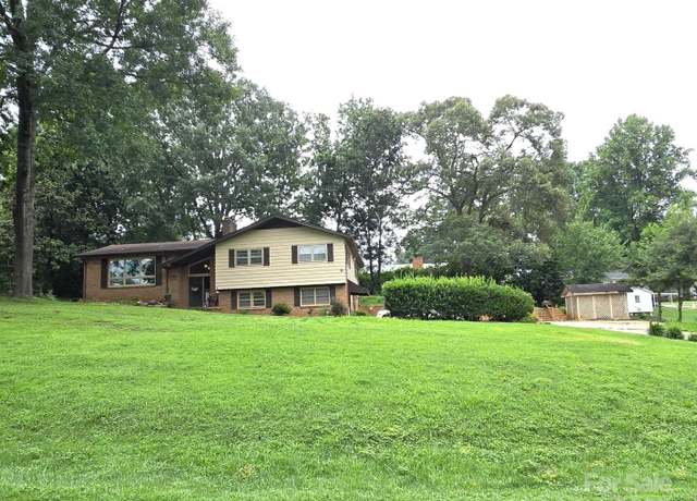 Property at 135 42nd Avenue Cir NE, Hickory, NC 28601, 3 beds, 2.5 baths