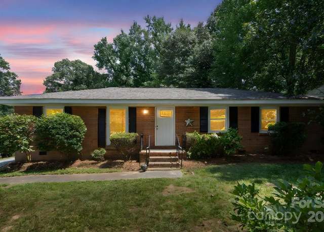 Property at 318 Cedarwood Ln, Matthews, NC 28104, 3 beds, 2 baths