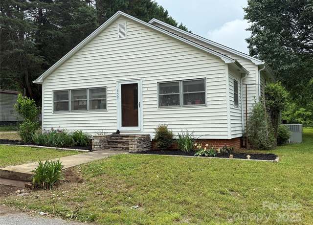 Property at 155 6th St SW, Taylorsville, NC 28681, 2 beds, 1 bath