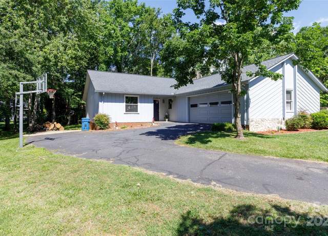 Property at 2011 20th Street Pl NE, Hickory, NC 28601, 3 beds, 2 baths