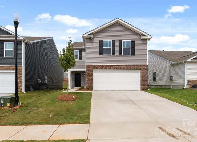 Property at 27 Lillian Ln, Hendersonville, NC 28792, 4 beds, 2.5 baths