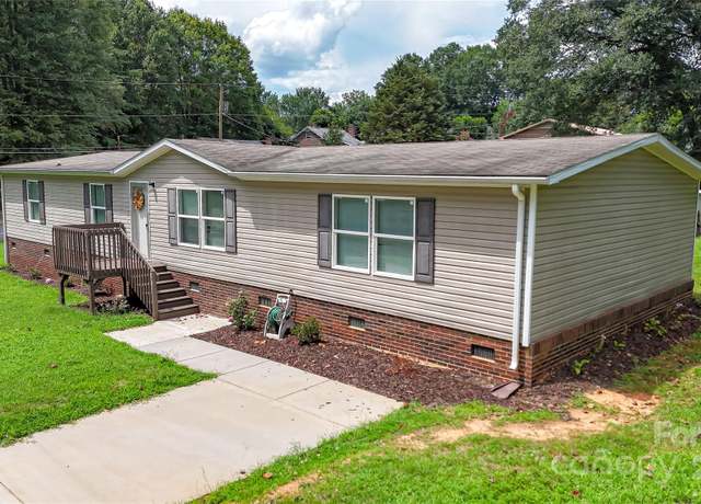 Property at 2418 6th Ave SW, Hickory, NC 28602, 4 beds, 2 baths