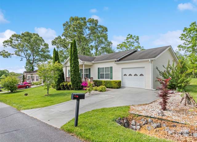 Property at 135 Middle St, Hendersonville, NC 28792, 3 beds, 2 baths