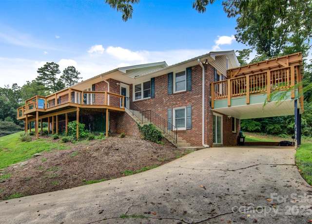 Property at 6294 Southlake Dr, Hickory, NC 28601, 3 beds, 2 baths