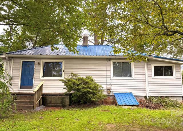 Property at 26 Dogwood Ct, Asheville, NC 28805, 3 beds, 1 bath