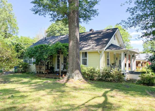 Property at 436 8th Avenue Dr NW, Hickory, NC 28601, 2 beds, 1 bath