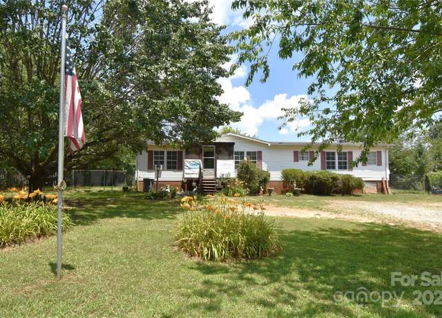 Property at 4062 Smokey Creek Rd, Lenoir, NC 28645, 3 beds, 2 baths