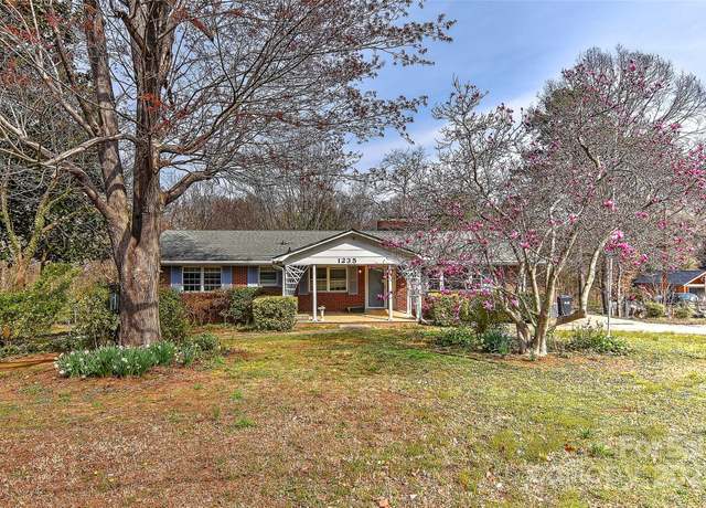 Property at 1235 Robinhood Cir, Charlotte, NC 28227, 3 beds, 2.5 baths