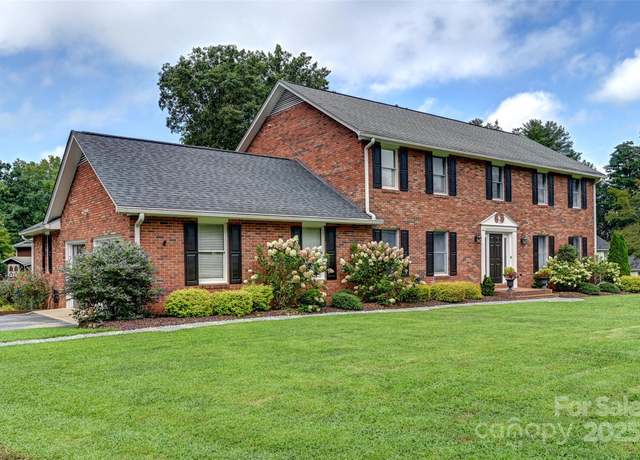 Property at 507 Fenwick Ct, Hendersonville, NC 28739, 5 beds, 3 baths