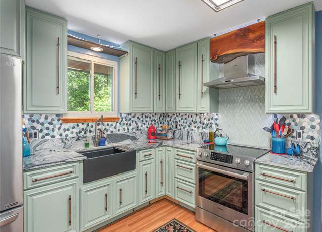 Property at 160 Tracy Pl, Clyde, NC 28721, 2 beds, 2 baths