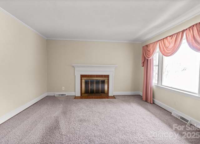 Property at 2922 Dunlavin Way, Charlotte, NC 28205, 3 beds, 1.5 baths