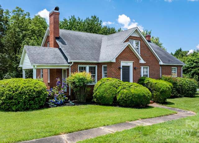 Property at 1520 21st Ave NE, Hickory, NC 28601, 4 beds, 2 baths