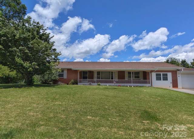 Property at 154 Lowell St, Waynesville, NC 28786, 3 beds, 3 baths