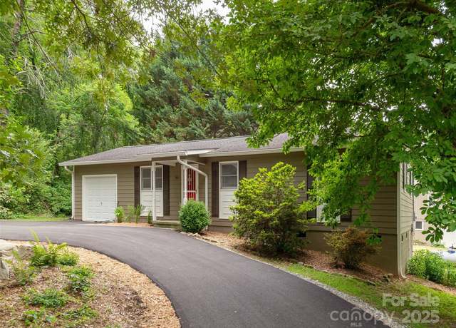 Property at 561 Fairway Dr, Hendersonville, NC 28739, 2 beds, 1.5 baths