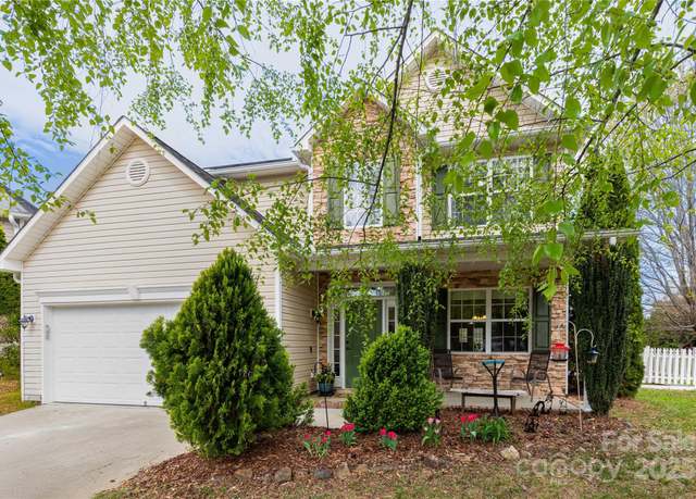 Property at 7 Carraway Ct, Asheville, NC 28804, 3 beds, 3 baths