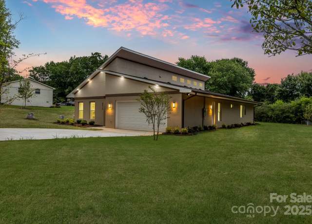 Property at 8516 Denbur Dr, Charlotte, NC 28215, 4 beds, 3.5 baths