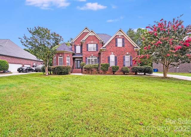 Property at 2922 Phillips Fairway Dr, Charlotte, NC 28216, 5 beds, 4 baths