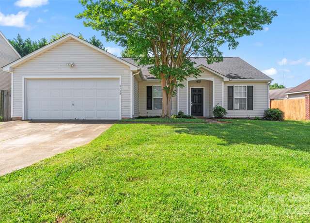 Property at 8724 Tweedsmuir Glen Ln, Charlotte, NC 28215, 4 beds, 2 baths