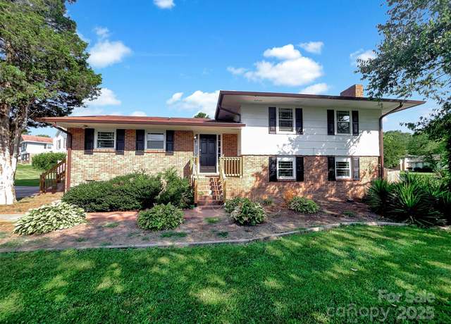 Property at 1006 Wilson Blvd, Dallas, NC 28034, 3 beds, 2.5 baths