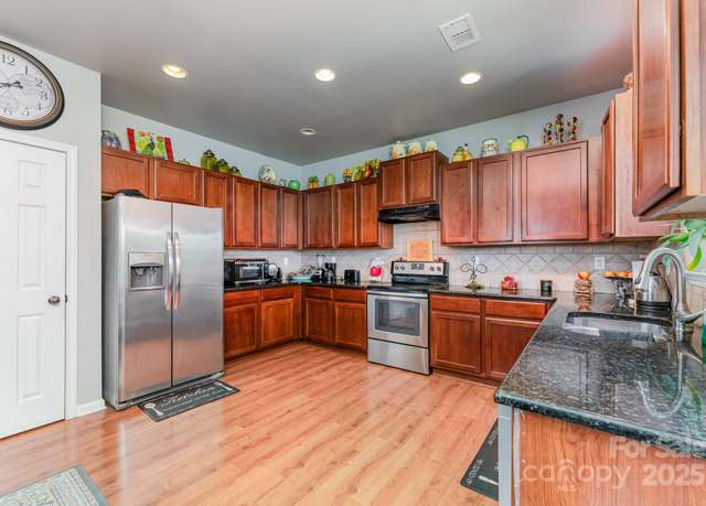 Property at 9006 Gailes Dr, Charlotte, NC 28278, 5 beds, 2.5 baths