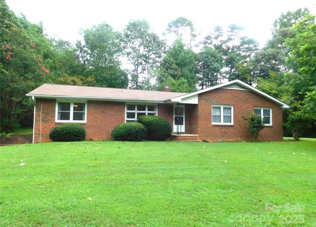 Property at 72 Mason View Ln, Hendersonville, NC 28792, 3 beds, 1 bath