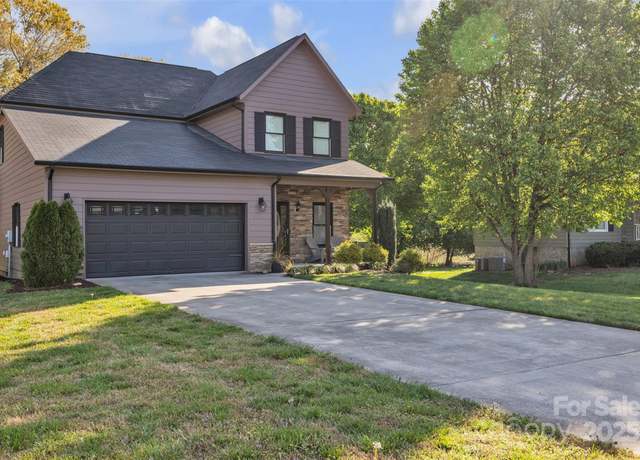 Property at 1650 Berkshire Dr, Hickory, NC 28602, 3 beds, 2.5 baths