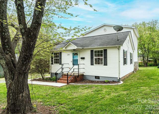 Property at 390 15th Ave NE, Hickory, NC 28601, 4 beds, 2 baths