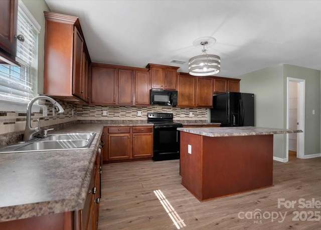 Property at 5008 Social Cir, Fort Mill, SC 29707, 4 beds, 3.5 baths