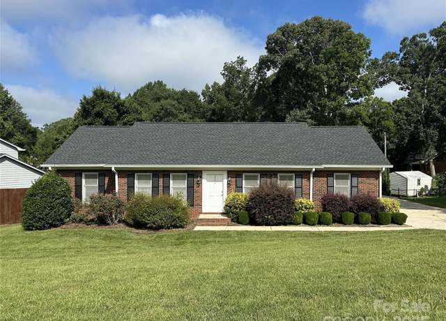 Property at 2443 1st Street Pl NW, Hickory, NC 28601, 3 beds, 2 baths
