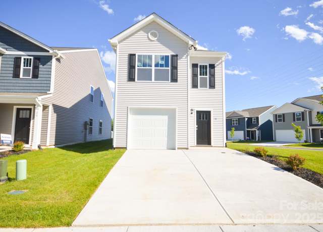 Property at 18 Lillian Ln, Hendersonville, NC 28792, 3 beds, 2.5 baths