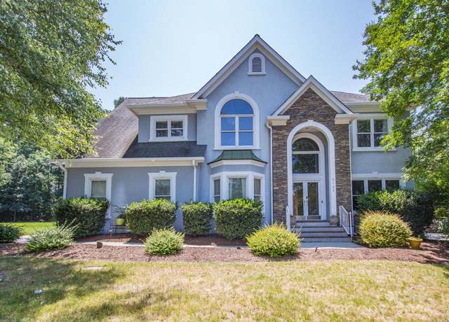 Property at 6123 Glen Manor Dr, Charlotte, NC 28269, 4 beds, 2.5 baths
