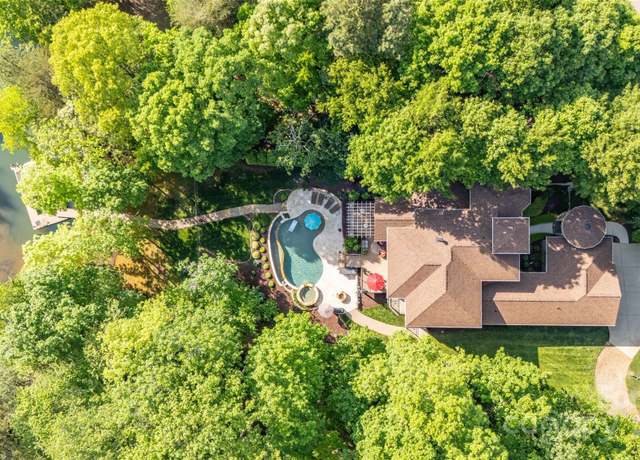 Property at 135 Sumter Dr, Mooresville, NC 28117, 4 beds, 3.5 baths