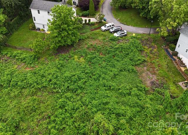 Property at 18 Village East Ct, Asheville, NC 28805