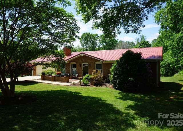 Property at 1933 Woodridge Dr, Hickory, NC 28602, 3 beds, 3 baths