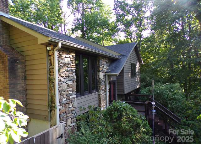 Property at 140 Beechwood Cir, Hendersonville, NC 28739, 3 beds, 2.5 baths