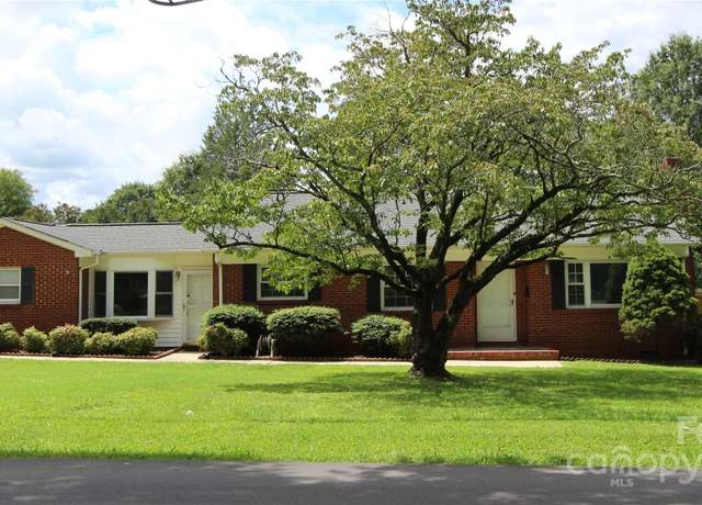 Property at 1421 Thompson Ave, Charlotte, NC 28216, 3 beds, 1 bath