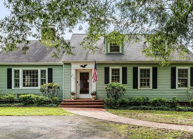 Property at 3114 N Center St, Hickory, NC 28601, 3 beds, 2 baths