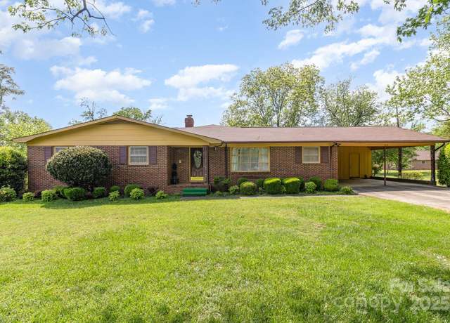 Property at 812 Clinton Ave, Lancaster, SC 29720, 5 beds, 3 baths
