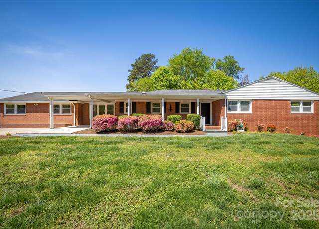Property at 308 Praley St NW, Valdese, NC 28690, 4 beds, 4 baths