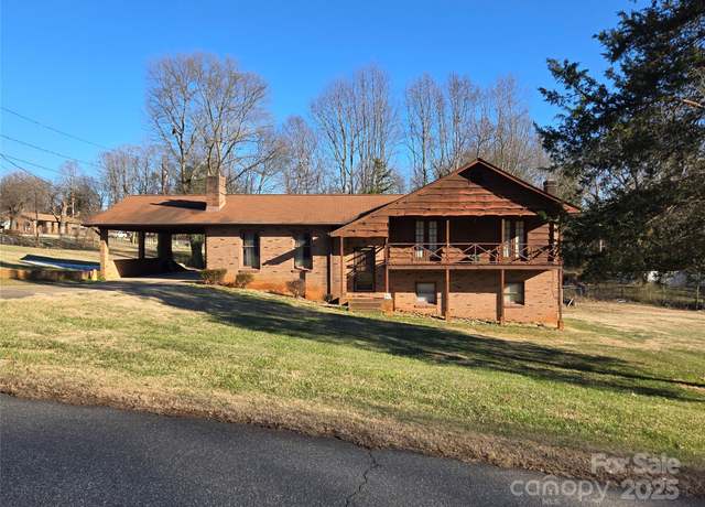 Property at 1074 25th St NE, Hickory, NC 28601, 3 beds, 2.5 baths