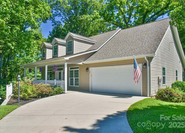 Property at 34 Waterbury Ct, Hendersonville, NC 28791, 3 beds, 2 baths