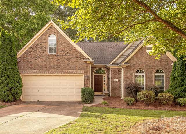Property at 901 Clearbrook Rd, Matthews, NC 28105, 3 beds, 2 baths